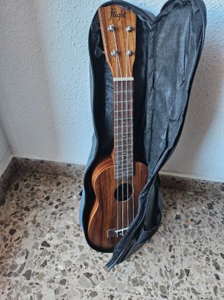 Ukelele Flight de madera con funda incluida