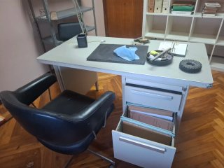 Despacho completo: Mesa, sillón, flexo, banqueta
