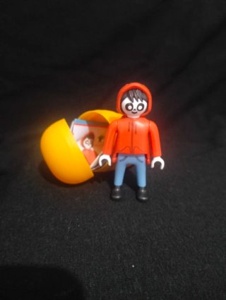 Figura Playmobil con capucha naranja
