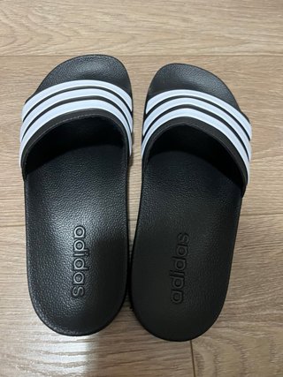 Chanclas Adidas Negras y Blancas
