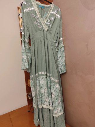 Vestido largo verde con encaje