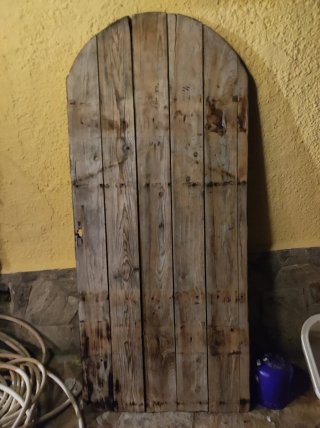 Puerta de madera rústica con arco