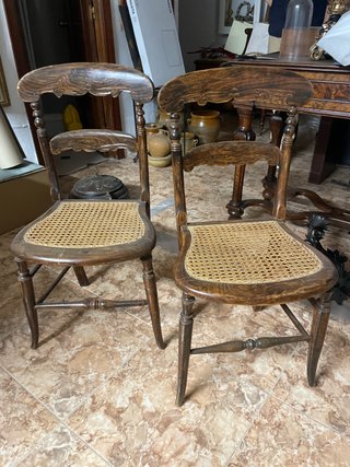 Pareja de sillas de madera y rejilla