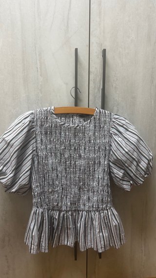 Camisa Zara de rayas con cuerpo fruncido