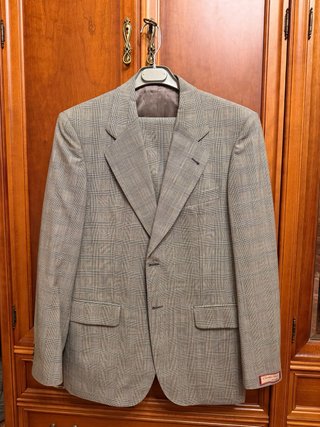 Americana de cuadros gris, junto con su pantalón