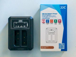 Caricabatterie JJC doppio per batterie Fujifilm / Ricoh