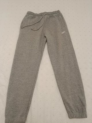 Pantalón de chándal Pull&Bear gris chico