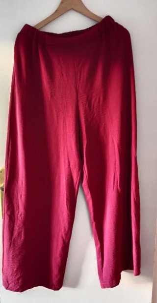Pantalón ancho Shein burdeos.