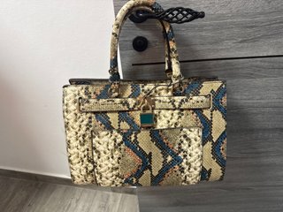 Bolso con estampado de serpiente