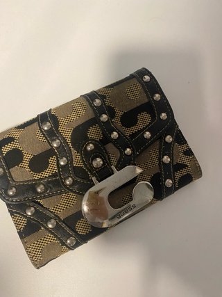 Cartera Guess con tachuelas