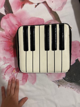 Bolso con diseño de piano