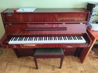 Piano Acústico Kawai de Caoba