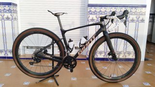 Bicicleta Gravel Giant Revolt Advanced
