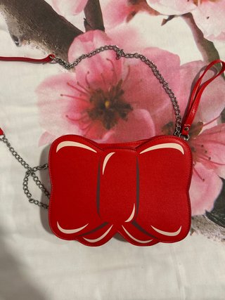 Bolso con forma de lazo rojo