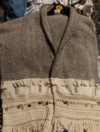 Chaqueta con detalles de encaje y borlas