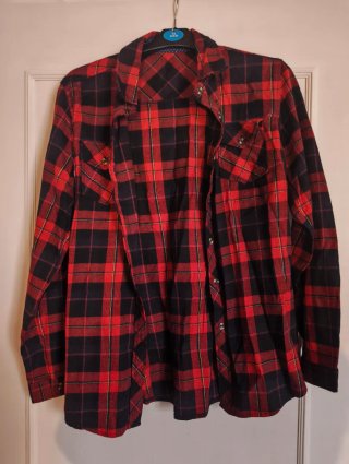Camisa de cuadros rojo y negro