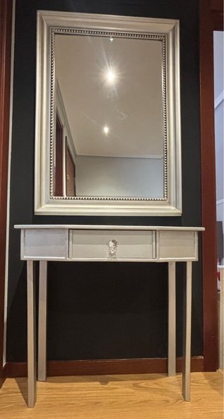 Mueble de entrada con espejo plateado