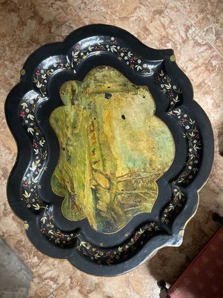 Mesa auxiliar con bandeja decorada