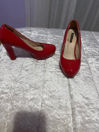 Zapatos de tacón rojos Sfera