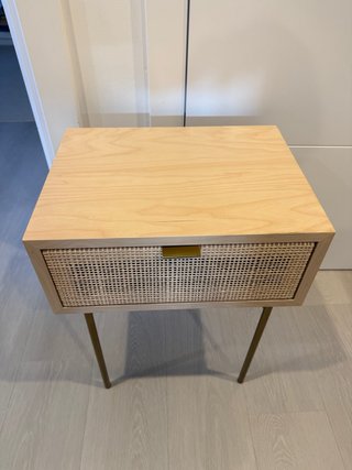Mesita de noche de madera y ratán