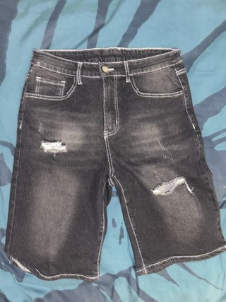 Bermudas vaqueras negras desgastadas