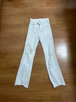 Pantalón vaquero blanco con roturas