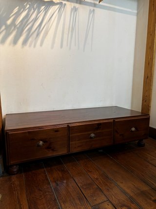 Mueble bajo de pino macizo 150 cm
