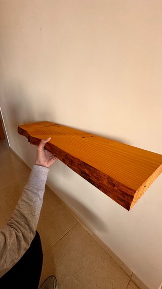Tablero de madera rústica con escuadras