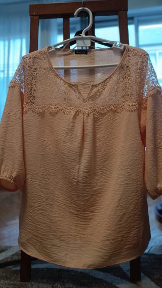 Blusa rosa con detalles de encaje