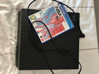 PS4 (PlayStation 4) con juego NBA 2K22