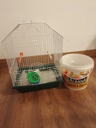 Jaula para pájaro con accesorios y comida