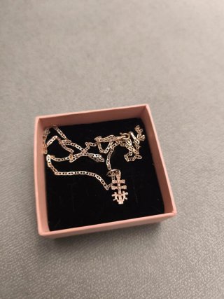 Cadena de plata con cruz de Caravaca