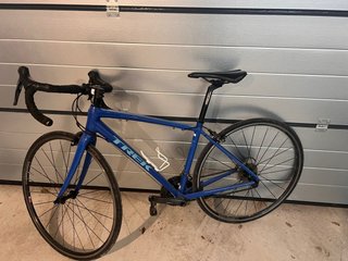 Bicicleta de carretera Trek azul