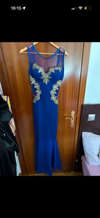 Vestido largo azul con detalles dorados