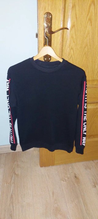 Sudadera Negra con Estampado en Mangas