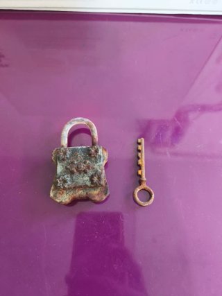Antiguo candado de forja con llave