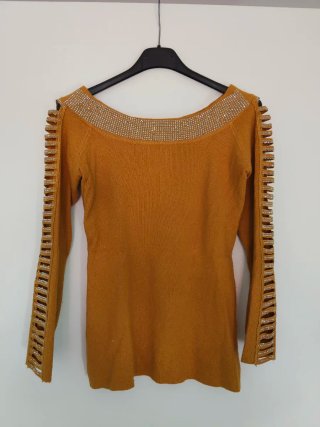 Camiseta dorada con detalles brillantes