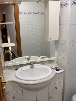 Mueble de baño con lavabo y espejo