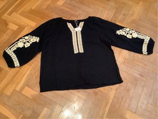 Blusa Negra con Bordados Beige