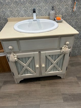 Mueble de baño con lavabo y espejo