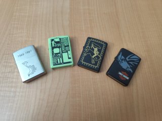Set di quattro accendini Zippo con design vari