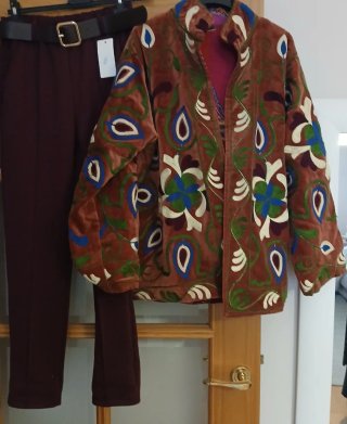 Conjunto de chaqueta bordada y pantalón