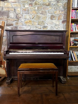 Piano Vertical Hijos de S. Ribalta con Banqueta