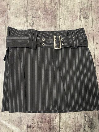 Falda Negra Y2K de Rayas con Cinturón