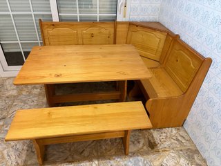 Rinconera de madera con mesa y banco