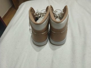 Zapatillas Nike Beige y Blancas