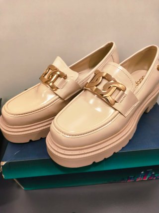 Mocasines Color Crema con Detalle Dorado blogger