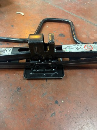 Gato para coche y llave de rueda