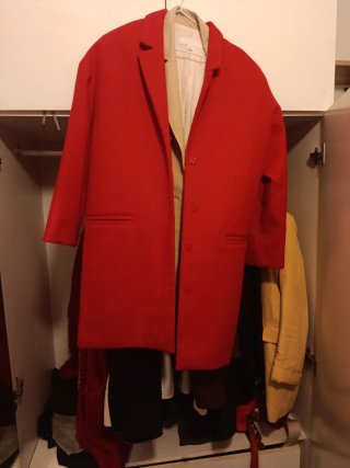 Abrigo de paño rojo talla 40 pero es más una 38