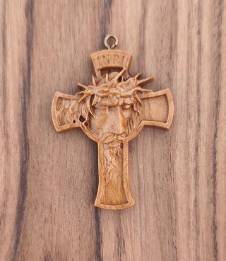 Colgante crucifijo con el rostro de Jesús